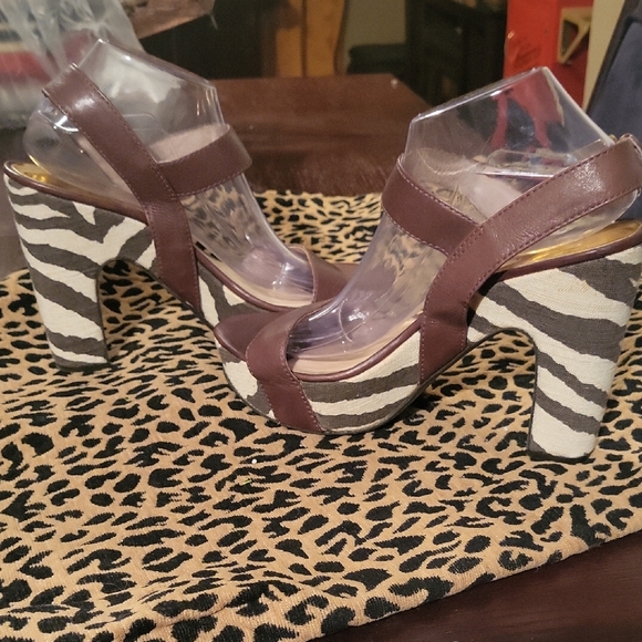 Michael KORS Elegant Women's Platform Sandals in Brown And Animal Print - Picture 4 of 5